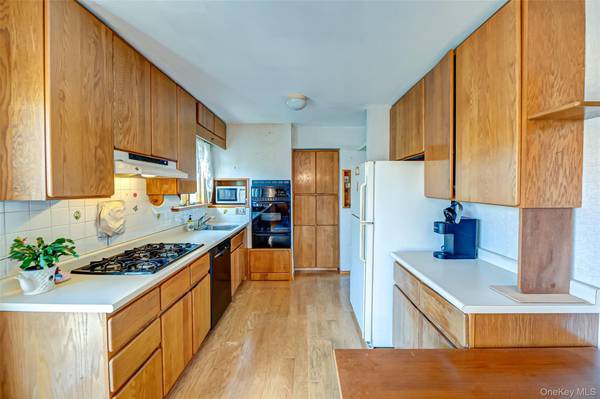 305 West 20th Street, Deer Park, NY 11729