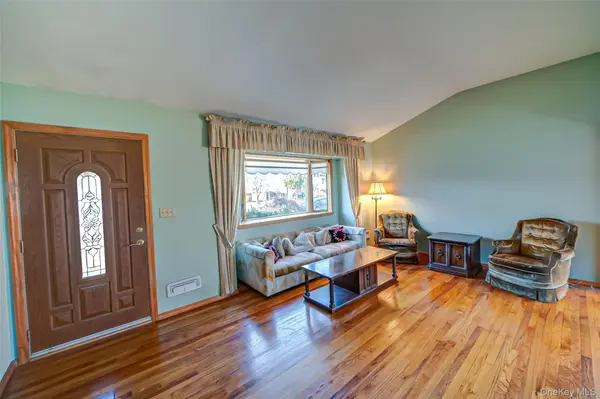 305 West 20th Street, Deer Park, NY 11729