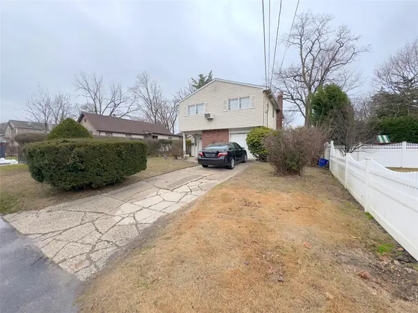 11 Willow ST, Wheatley Heights, NY 11798