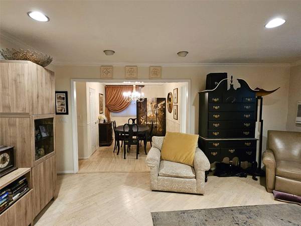 61-26 245th PL #F-2, Douglaston, NY 11362