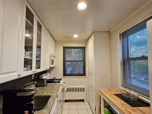 61-26 245th PL #F-2, Douglaston, NY 11362