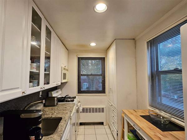 61-26 245th PL #F-2, Douglaston, NY 11362