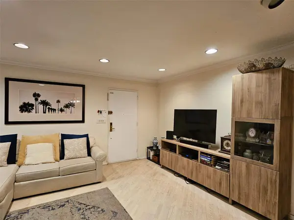 61-26 245th PL #F-2, Douglaston, NY 11362