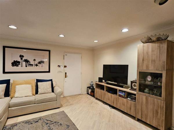 61-26 245th PL #F-2, Douglaston, NY 11362