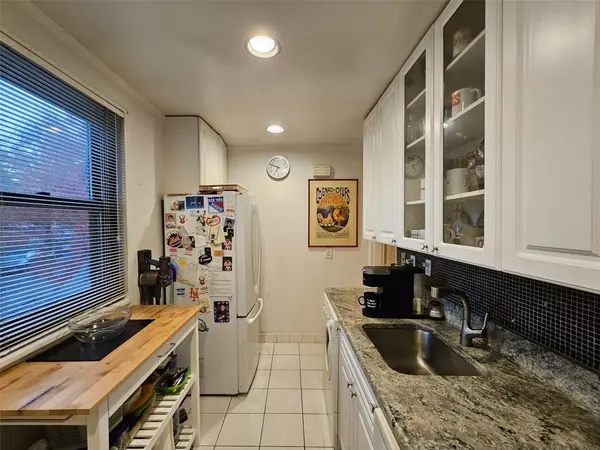 61-26 245th PL #F-2, Douglaston, NY 11362