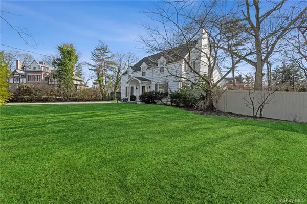 180 Longwood XING, Lawrence, NY 11559