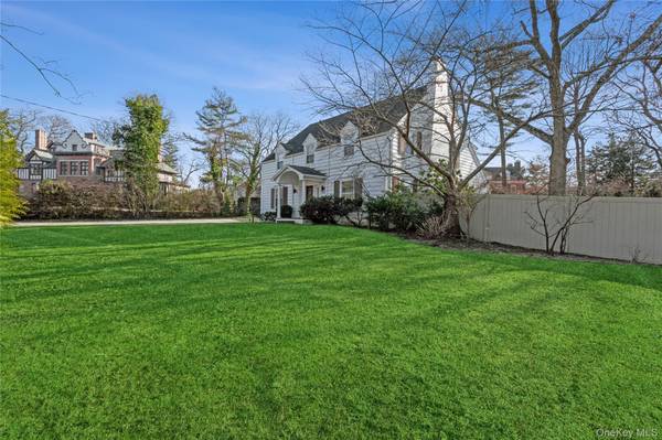 180 Longwood XING, Lawrence, NY 11559