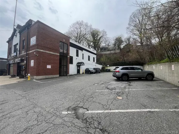 21 E Shore Road RD #1 FL, Manhasset, NY 11030