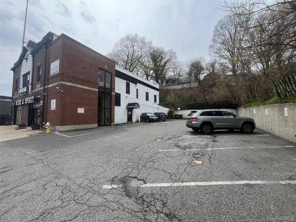 21 E Shore Road RD #1 FL, Manhasset, NY 11030