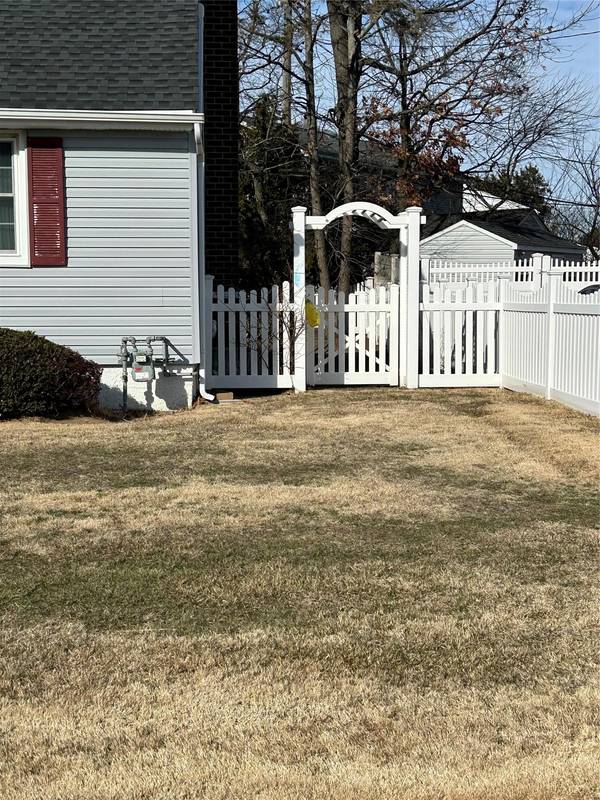 1096 Shelburne DR, Franklin Square, NY 11010