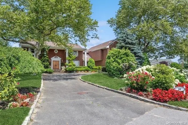 30 Thixton DR, Hewlett Harbor, NY 11557