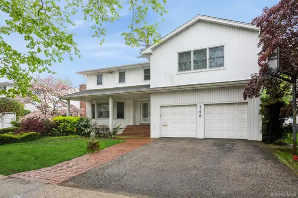 748 Sherwood ST, North Woodmere, NY 11581