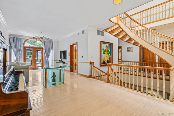 6 Summit PL, Malba, NY 11357