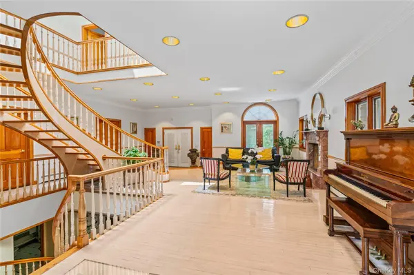 6 Summit PL, Malba, NY 11357