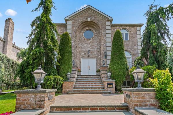 6 Summit PL, Malba, NY 11357