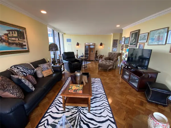27110 Grand Central Pkwy #33D, Floral Park, NY 11005