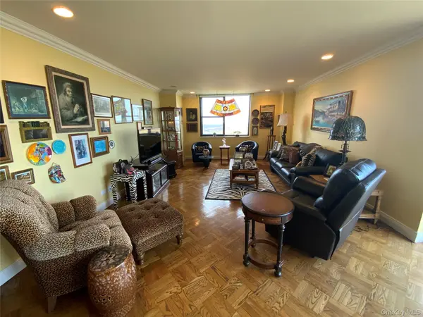 27110 Grand Central Pkwy #33D, Floral Park, NY 11005