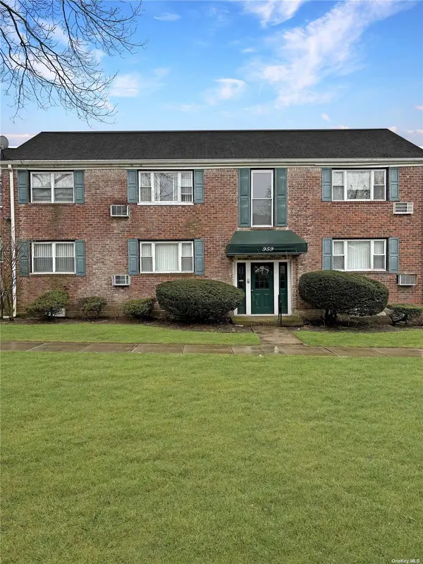 959 Fenwood DR #3, Valley Stream, NY 11580