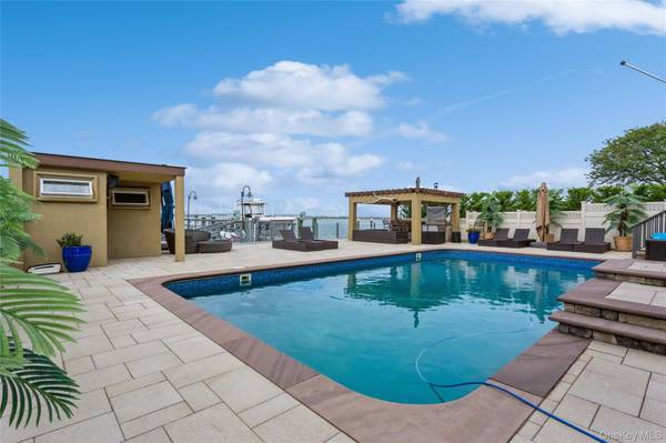 319 Harbor DR, Lido Beach, NY 11561