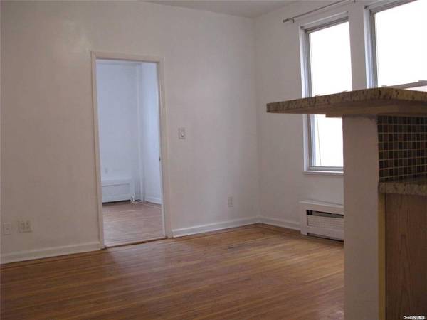 21-07 38 ST, Astoria, NY 11105