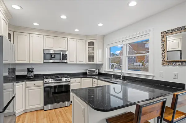 8 Hyler DR, Hampton Bays, NY 11946