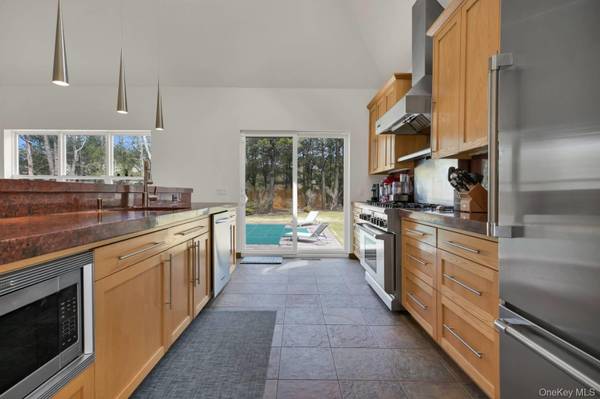 26 Lakeside LN, Westhampton, NY 11977
