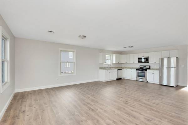 823 Venetian BLVD, Lindenhurst, NY 11757