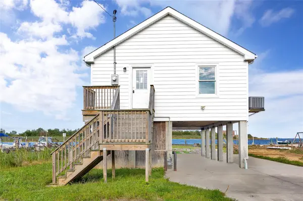 823 Venetian BLVD, Lindenhurst, NY 11757