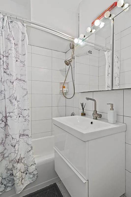 240 46 #10E, New York (manhattan), NY 10017