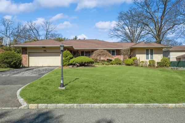 11 Dicks LN, Roslyn Heights, NY 11576