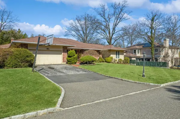11 Dicks LN, Roslyn Heights, NY 11576