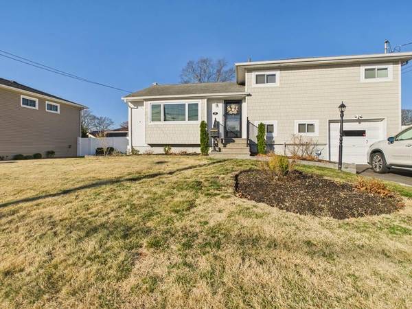 48 Whittier AVE, North Babylon, NY 11703