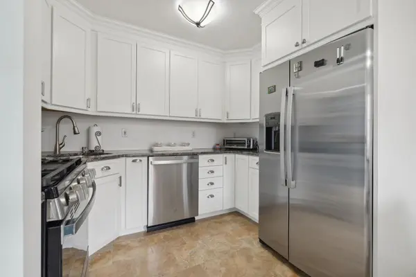 605 Lake CT #605, Middle Island, NY 11953