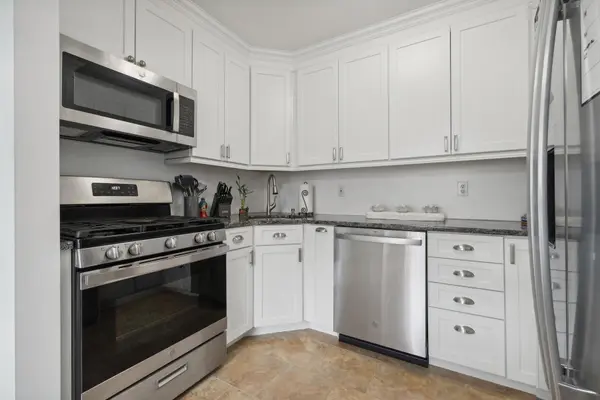 605 Lake CT #605, Middle Island, NY 11953