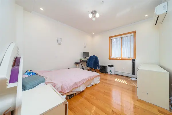 42-20 158th ST, Flushing, NY 11358