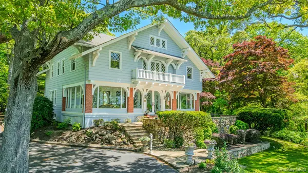 10 Pine PATH, Port Jefferson, NY 11777