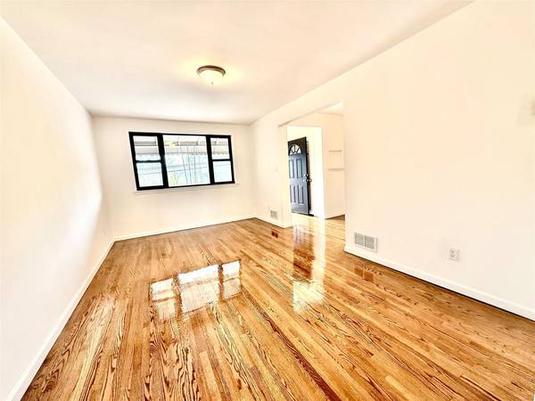 1031 E 215th St, Bronx, Ny, Bronx, NY 10469