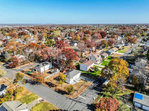 55 Glenmalure ST, Amityville, NY 11701