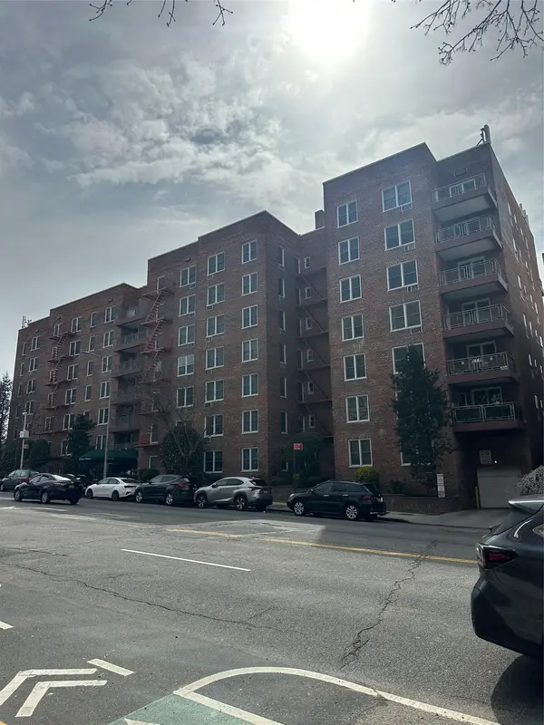 241-20 Northern BLVD #1M, Douglaston, NY 11362