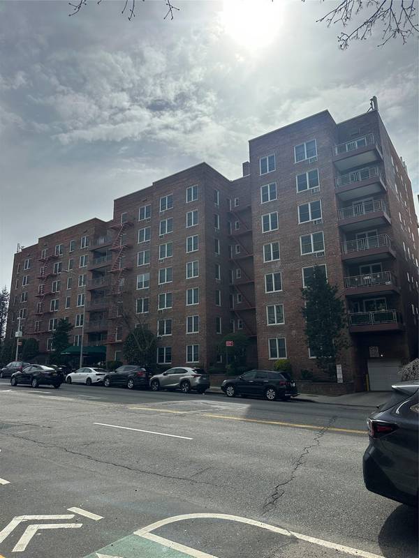 241-20 Northern BLVD #1M, Douglaston, NY 11362