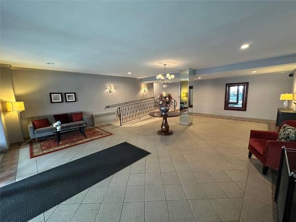 241-20 Northern BLVD #1M, Douglaston, NY 11362