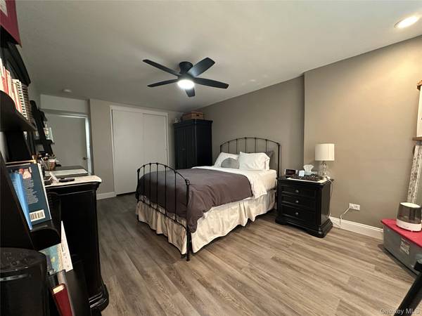 241-20 Northern BLVD #1M, Douglaston, NY 11362