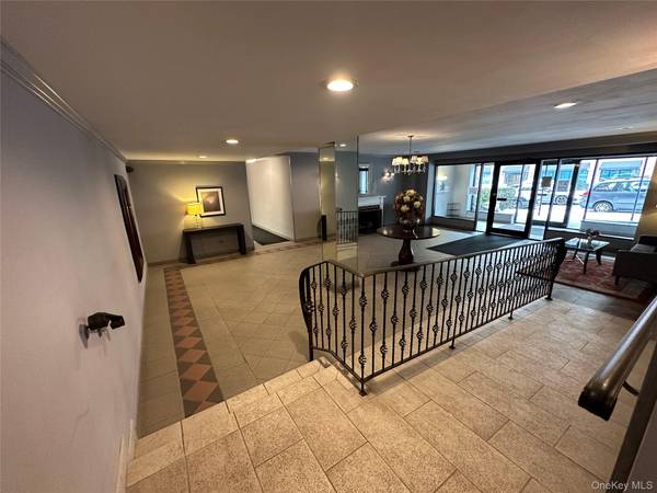 241-20 Northern BLVD #1M, Douglaston, NY 11362