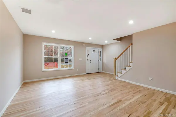 305 COMMACK RD, Shirley, NY 11967