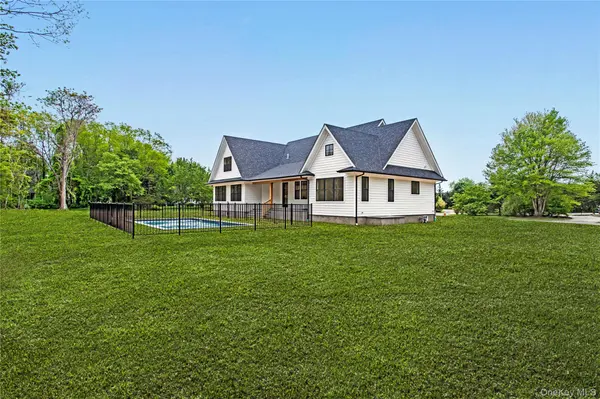 33 Lagoon CT, South Jamesport, NY 11901