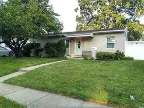 71 Park LN, Massapequa, NY 11758