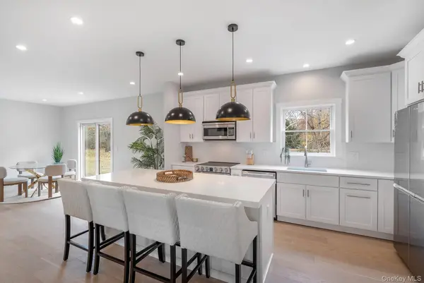 9 Fanning AVE, Hampton Bays, NY 11946