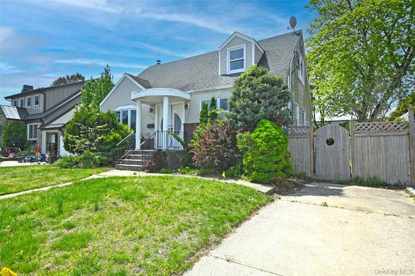 2198 Willow ST, Wantagh, NY 11793