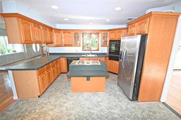 2198 Willow ST, Wantagh, NY 11793