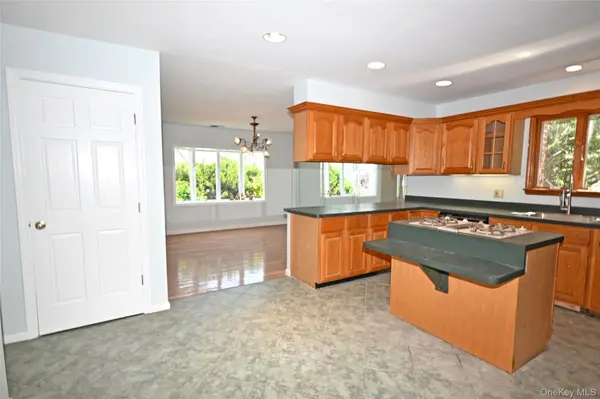2198 Willow ST, Wantagh, NY 11793